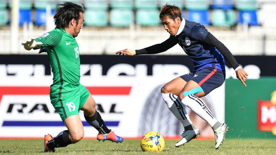 Aksi Chan Vathanaka (kanan) bersama Timnas Kamboja di Piala AFF 2016 lalu. Copyright: &copy; AFF Suzuki Cup.com